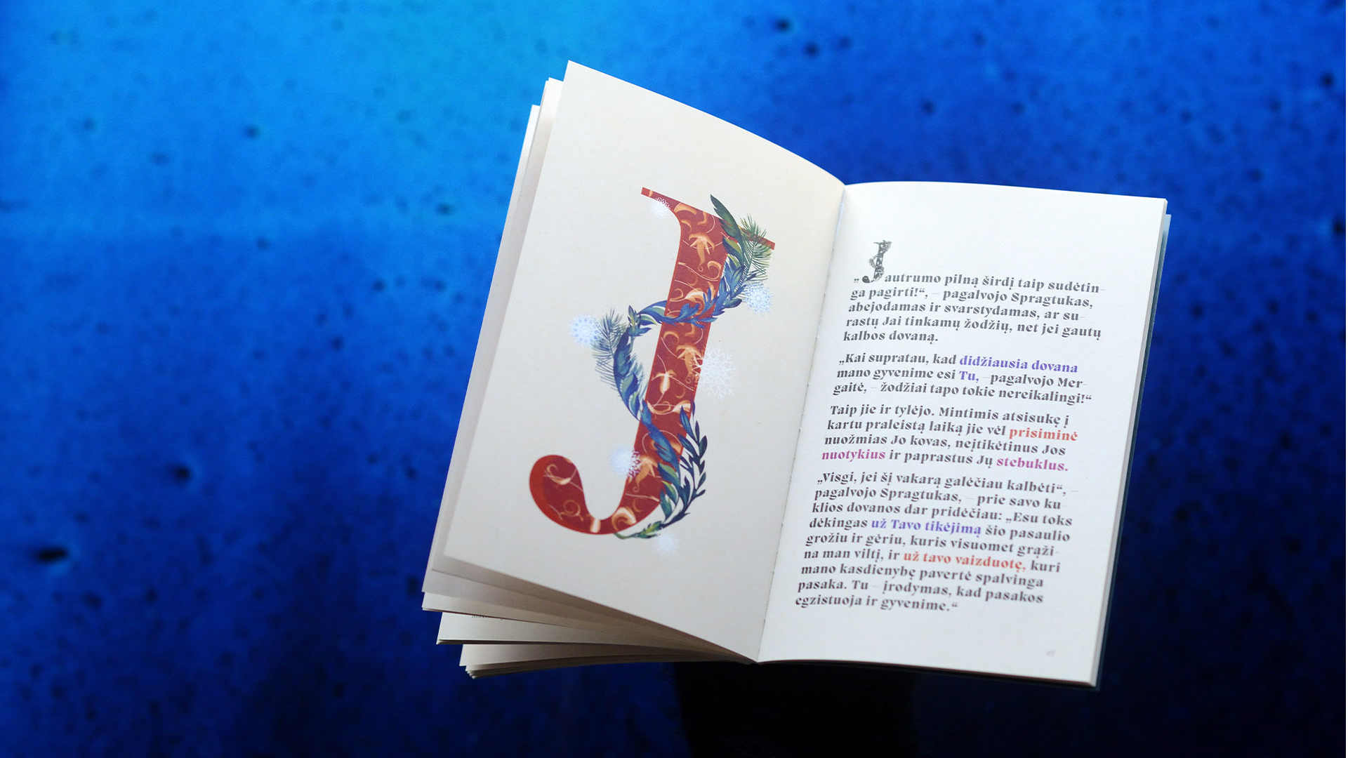 Femina Bona “Dėkingumo Kalėdos” catalogue spread with illustrated letter J